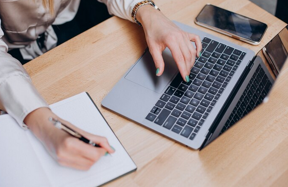 Comment réécrire un texte généré par IA pour qu&rsquo;il passe Turnitin et Copyscape